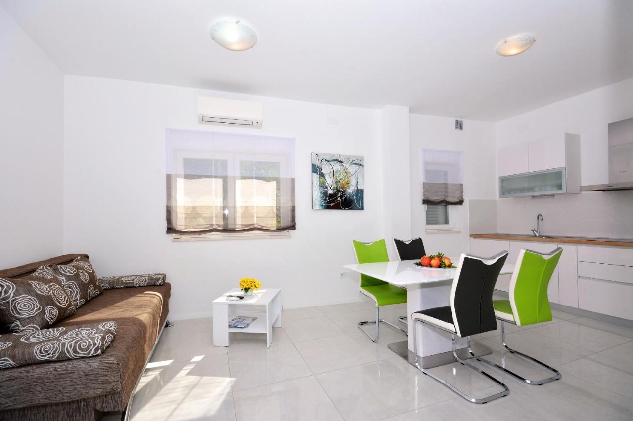 Seas The Day Apartments Подстрана Екстериор снимка