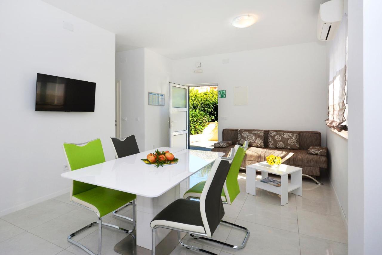 Seas The Day Apartments Подстрана Екстериор снимка