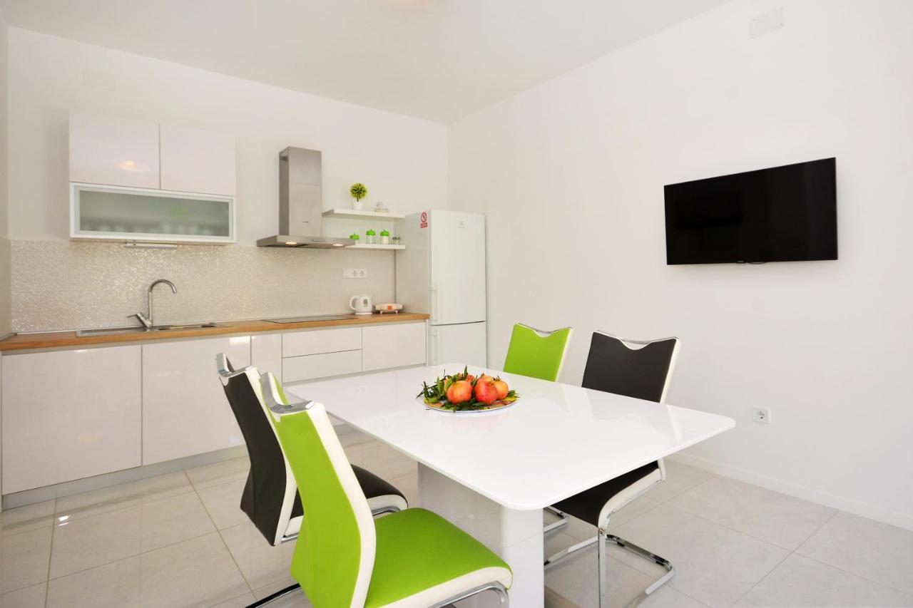 Seas The Day Apartments Подстрана Екстериор снимка